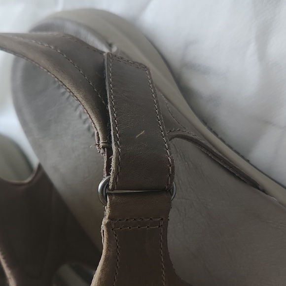 *SOLD*.NEW MERRELL | Tideriser Luna t-strap leather sandals brown sz 10 - Picture 2 of 4